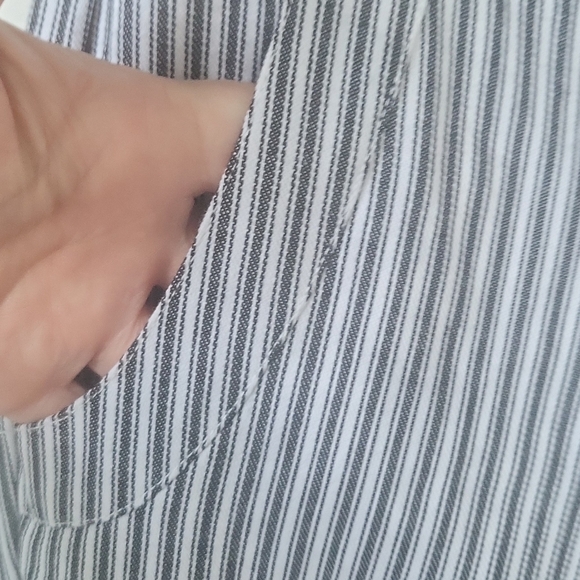 NWT BCBGeneration Black & White Pinstriped Cropped High Rise Pants Size 2 - Picture 6 of 10